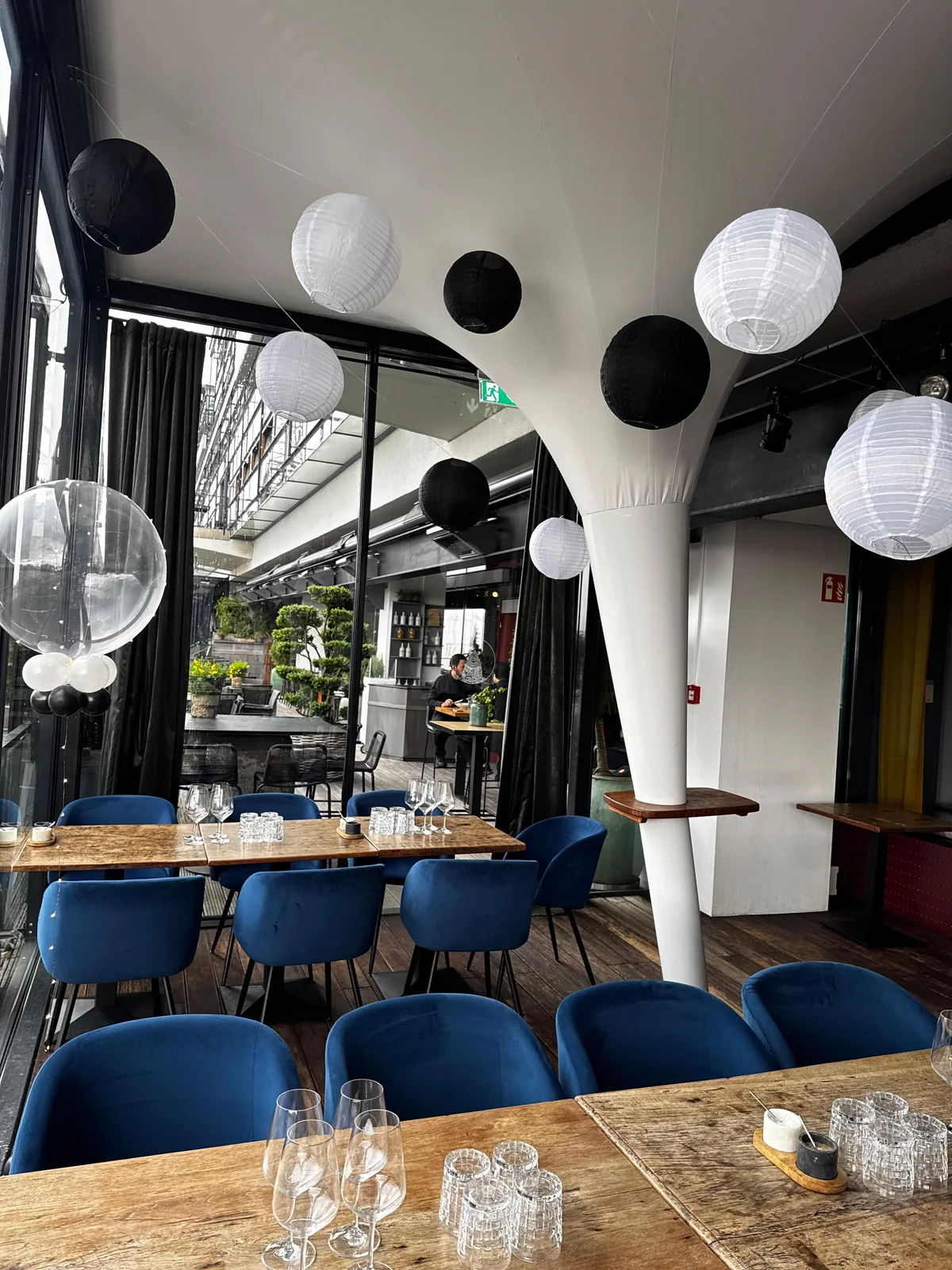 Schwarzweiße Lampions in einer Eventlocation