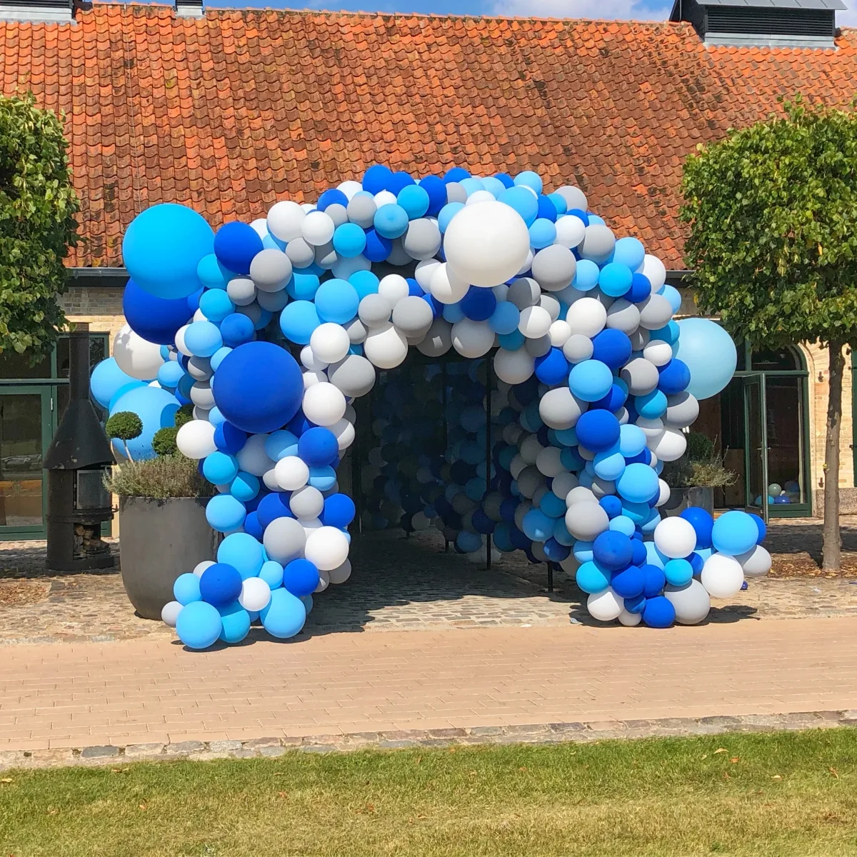 Großer organischer Ballonbogen in Blau und Weiß im Außenbereich