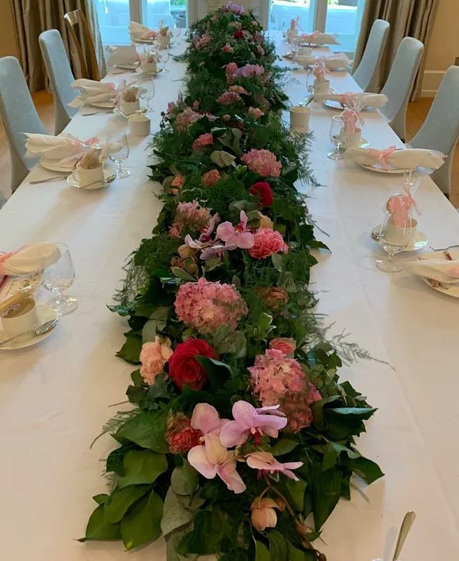 Eventfloristik an einer langen Tafel in Hamburg