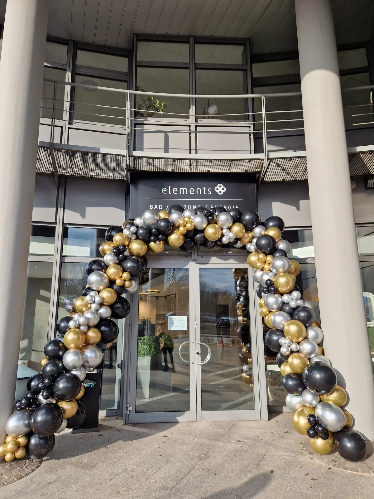 Elegante Ballongirlande in Schwarz, Gold und Weiß