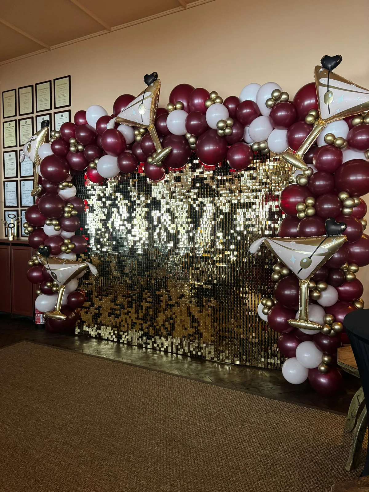 Paillettenwand mit Ballondekoration als Fotospot