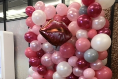 Wand aus Ballons als Fotohintergrund für Hochzeitsfeier