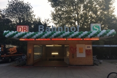 Klassische Ballongirlande S-Bahnhof Pinneberg