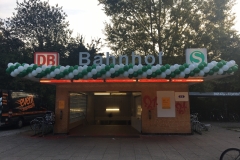 Regelmäßige Ballongirlande S-Bahnhof Pinneberg