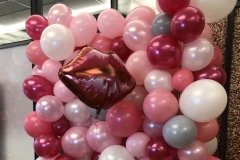 Wand aus Ballons als Fotohintergrund für Hochzeitsfeier