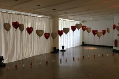 Raumdekoration für Hochzeit mit Ballonherzen