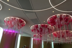 Raumdekoration für Hochzeit mit Ballonhimmel