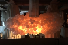 Ballonhimmel weiß mit Lichtdekoration