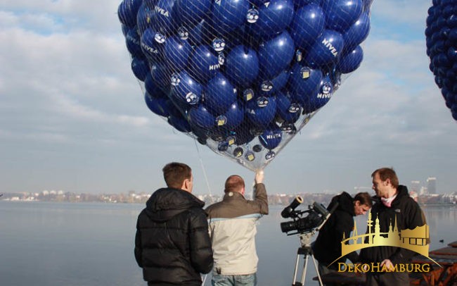 Nivea Ballontraube wird von Mitarbeiter gehalten