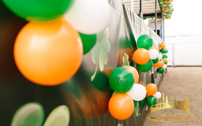 Luftballons an Partytruck