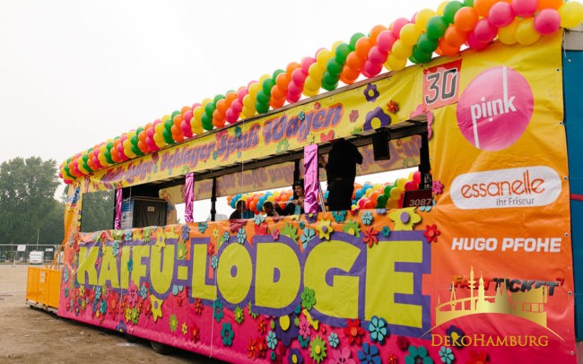 Bunte Ballongirlande an Partytruck