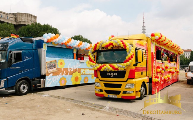 Geschmückte Trucks mit Luftballonbrillen