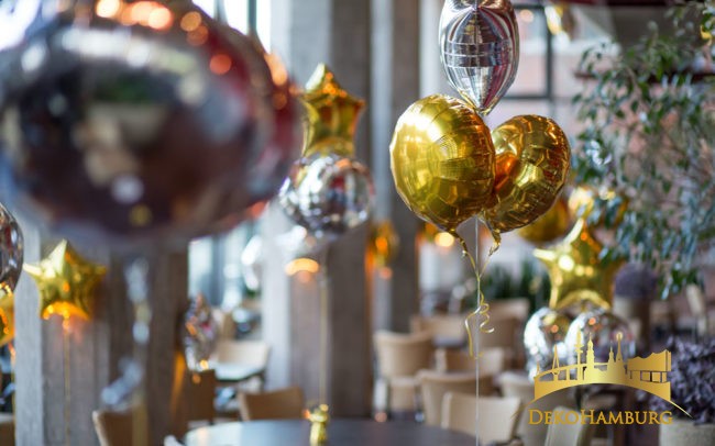 Ballonsträuße aus gold sibernen Ballons als Restaurant Dekoration