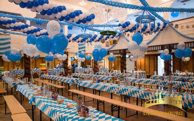 Blau-weiße Ballondekoration zum Oktoberfest