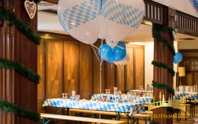 Ballonstraus mit Gewicht auf Biertisch in Festsaal