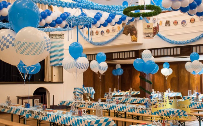 Festsaal dekoriert mit blau weißen Luftballons