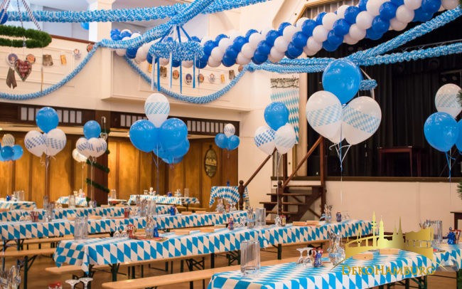 Dekorierte Biertische mit Luftballons