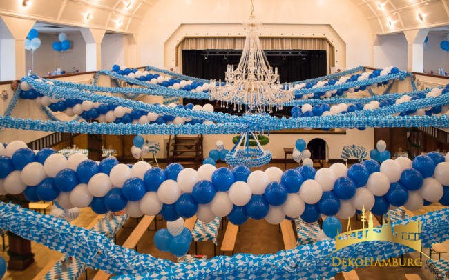 Ballongirlande weiß blau in Festsaal