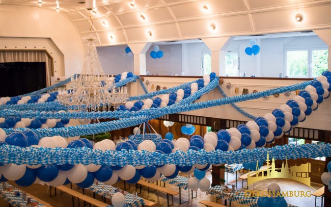 Ballongirlanden und Papiergirlanden in blau-weiß