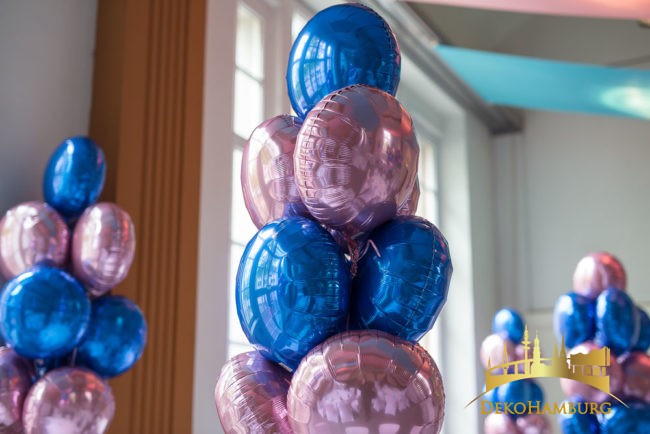 Großaufnahme Ballonstrauss in blau rosa