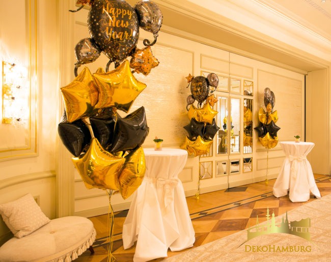 Schwarze und goldene Folienballon Sterne in Traubeform von dekohamburg.de